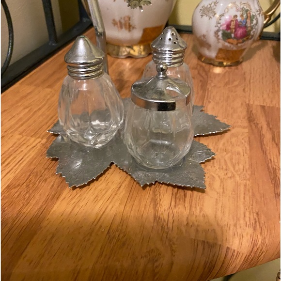 Vintage Glass Salt and Pepper Shakers in a leaf shaped stand. - Picture 2 of 9